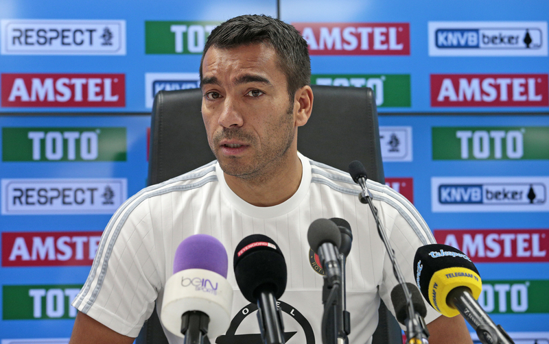 Van Bronckhorst: ‘In de beker moet je presteren, anders lig je eruit’